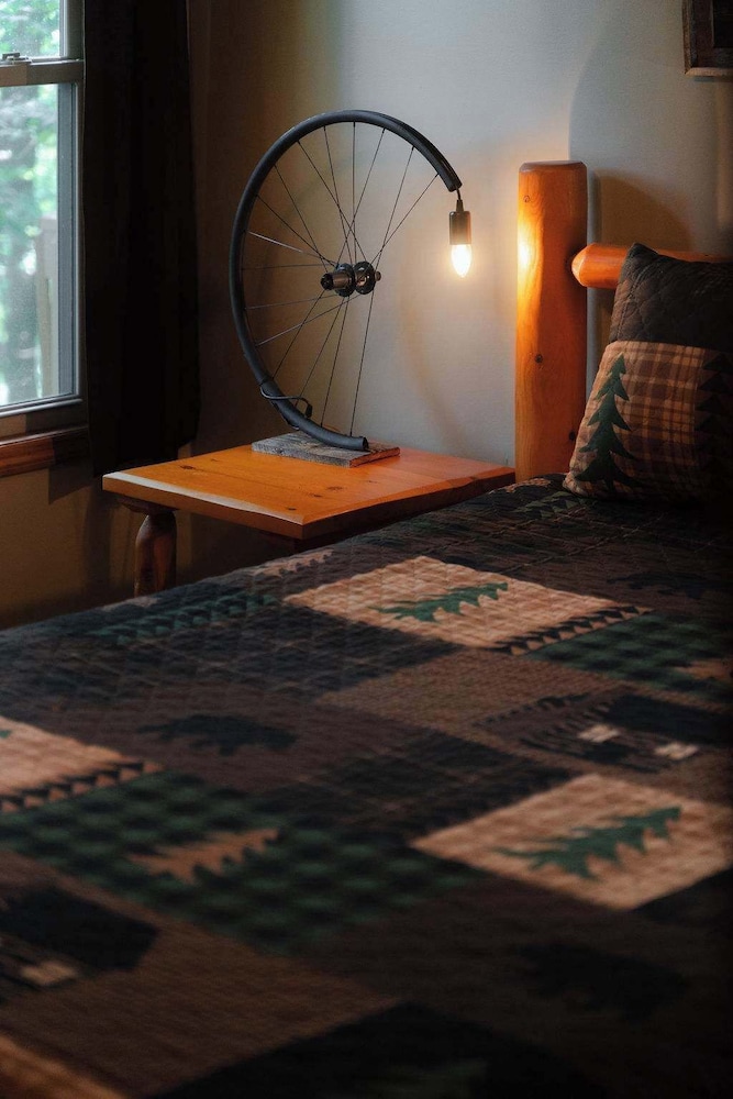 Cheerful Two Bdrm Cabin With Hot Tub & Pet Friendly