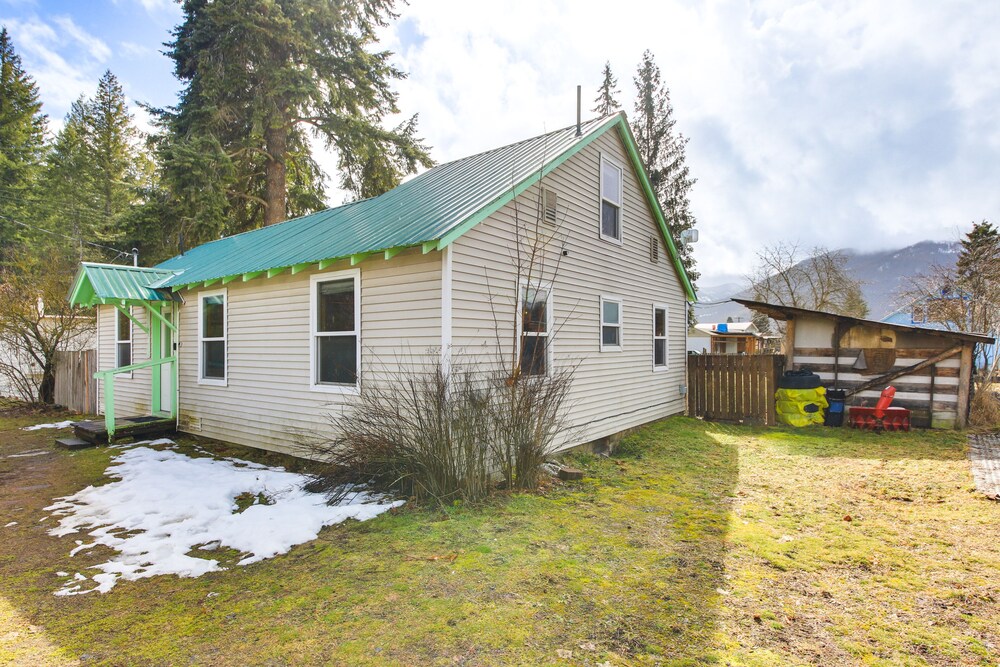 Clark Fork Vacation Home w/ Wood Stove Near Lake! view 3