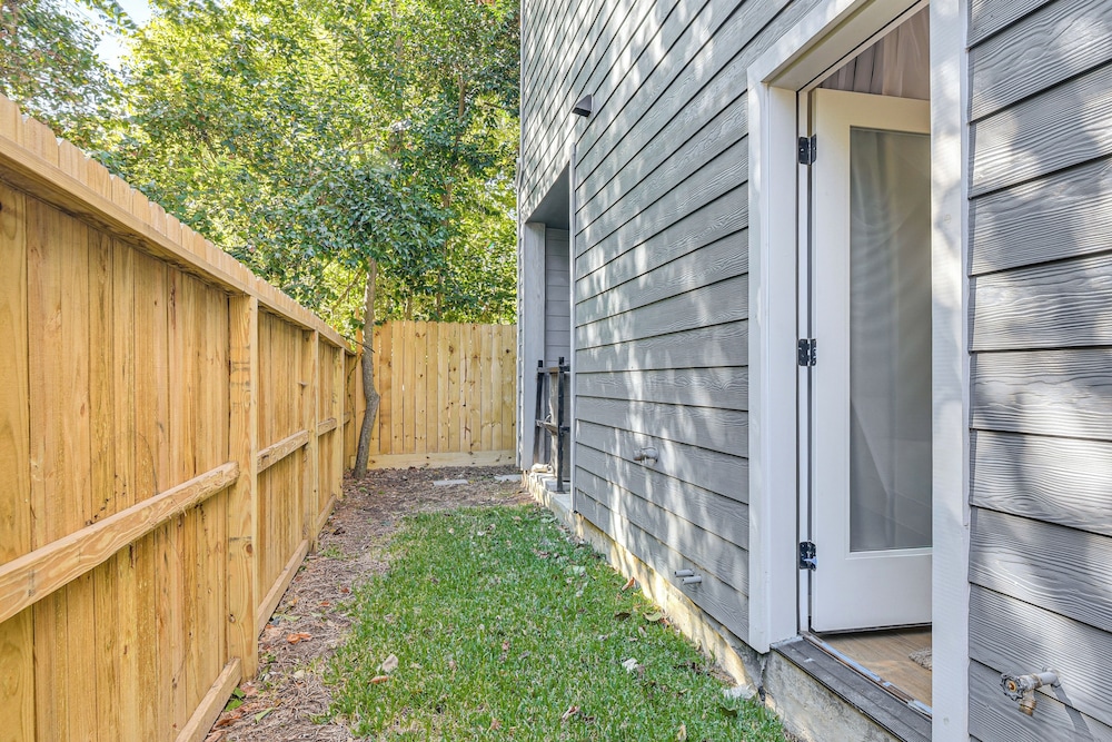 2 Mi to Dtwn Houston: Stylish Retreat w/ Balcony