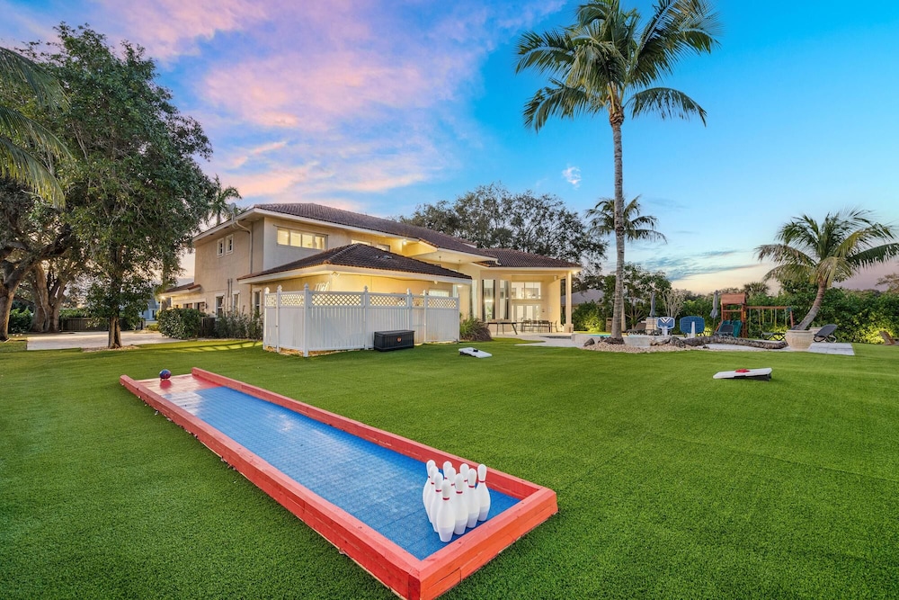 Luxurious 7-Bedroom Villa with Pool & Games