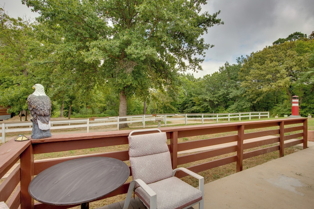 'byrd's Nest' Lake Lafayette Escape w/ Fire Pit