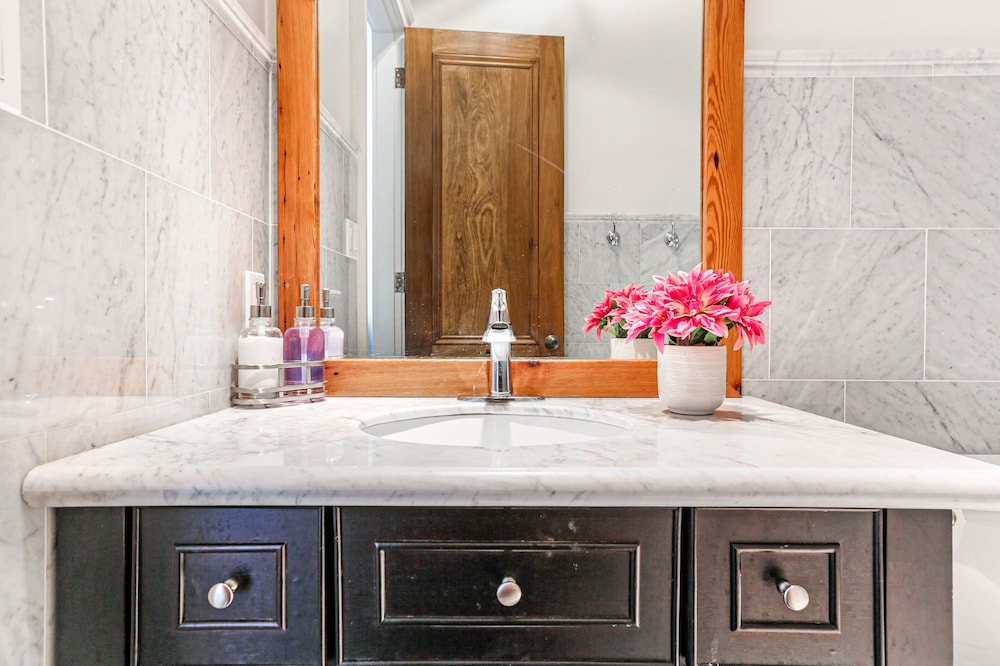 Stunning 5 BR Urban Oasis Dt NOLA - Image 4