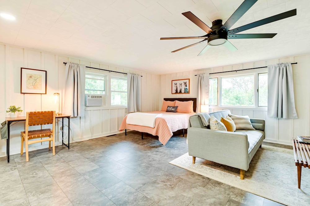 Modern Studio < 13 Mi to Saratoga Racetrack! view 3