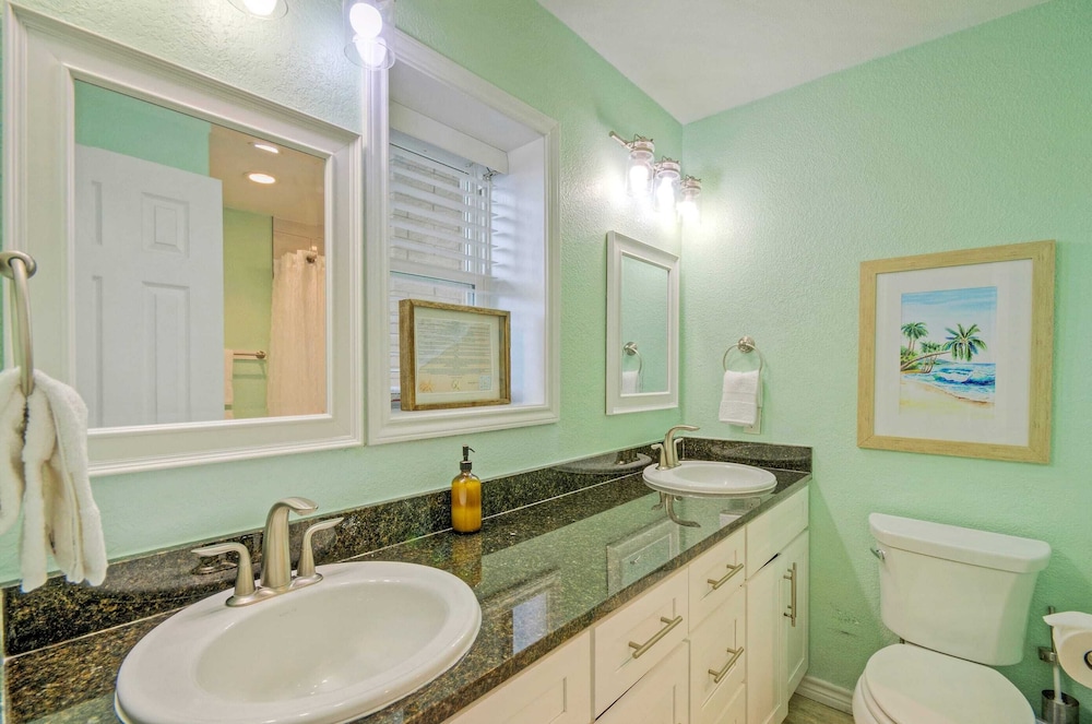Sleeps 22 3 Condos in Beachfront Complex w/ Pool, Pickleball Island Retreat