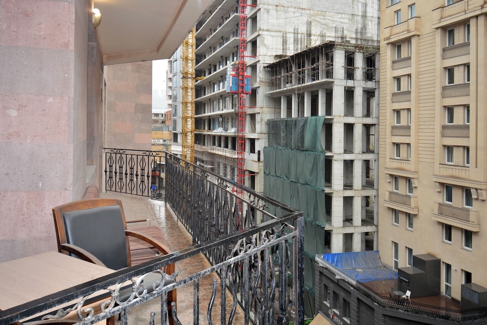 North Ave. Apartments by Luxe Group HH55