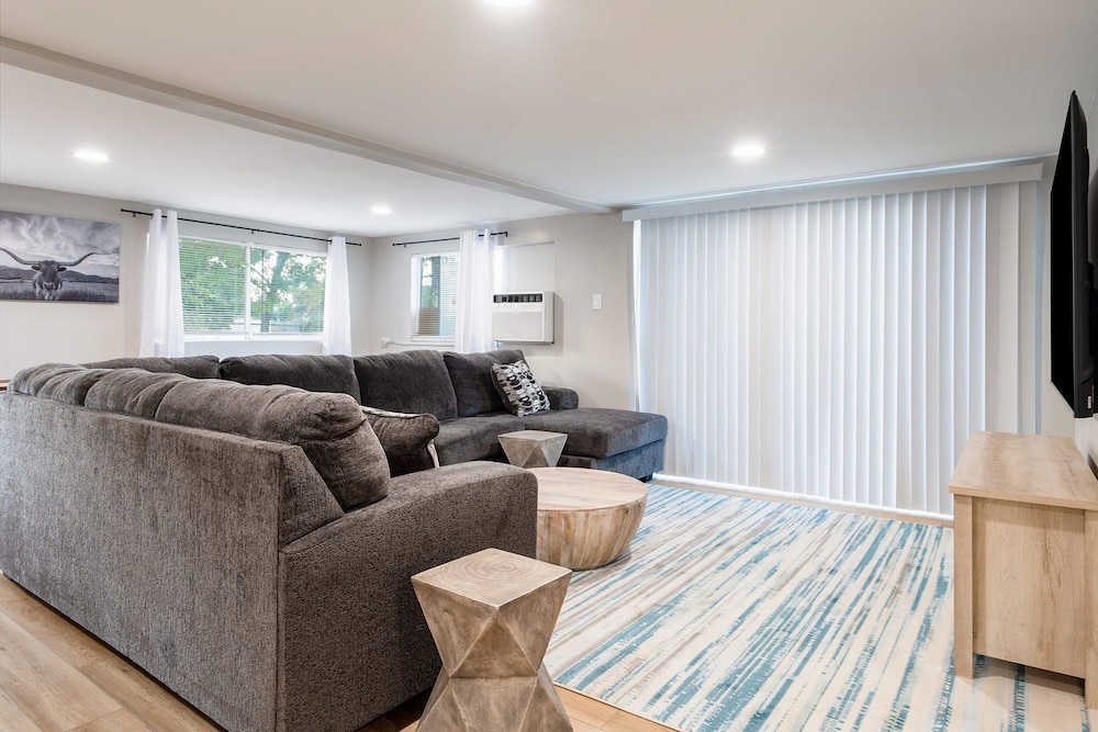 Upstay - Bungalow w Games Golf Fire and Patio