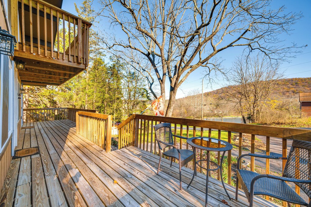 Walk to Liberty Mountain: Lake-view Ski Retreat!