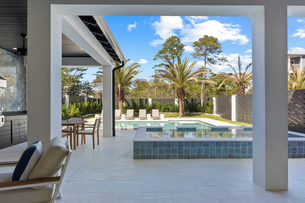 30A Salt & Solace Pool, Golf Cart, Hot Tub + Outdoor Kitchen