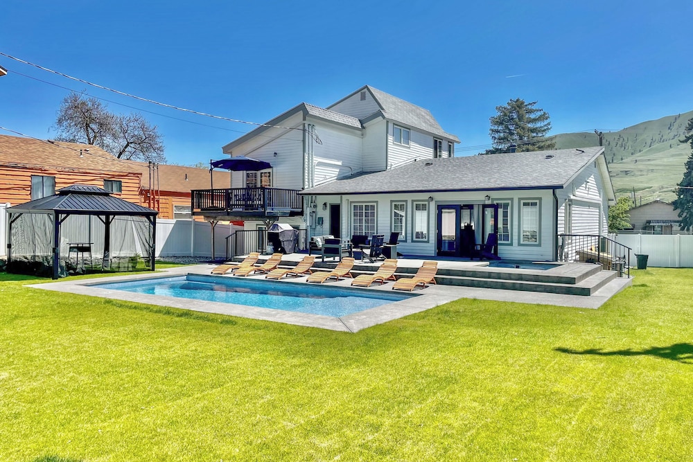 2 Blocks to Downton Chelan: Home w/ Hot Tub!