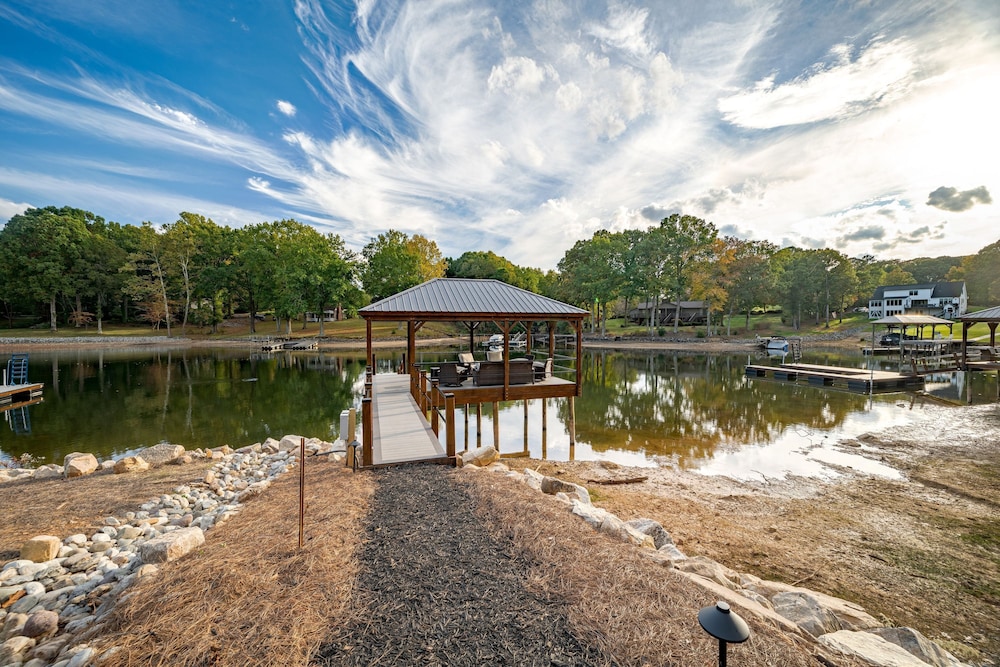 Blue Heron by Avantstay Lakefront Dock Pool Theater Sleeps 22