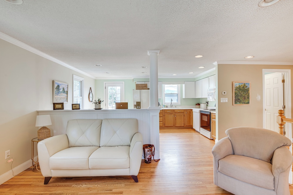 Coastal Retreat w/ Large Yard < 1 Mi to Dtwn Saco!