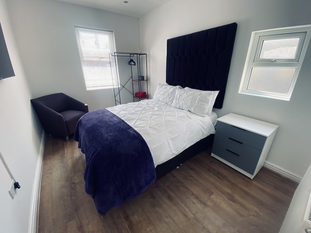 Inviting 5-bed House in Manchester view 2