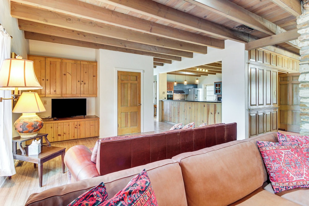 3 Mi to Zoo & Garden: Spacious Albuquerque Home