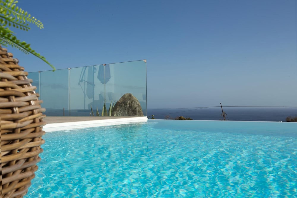 The View in T as With 4 Bedrooms and 4 Bathrooms