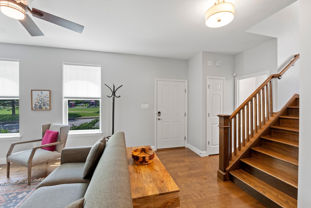 Modern Home W/garage Near SLU JZ Vacation Rentals