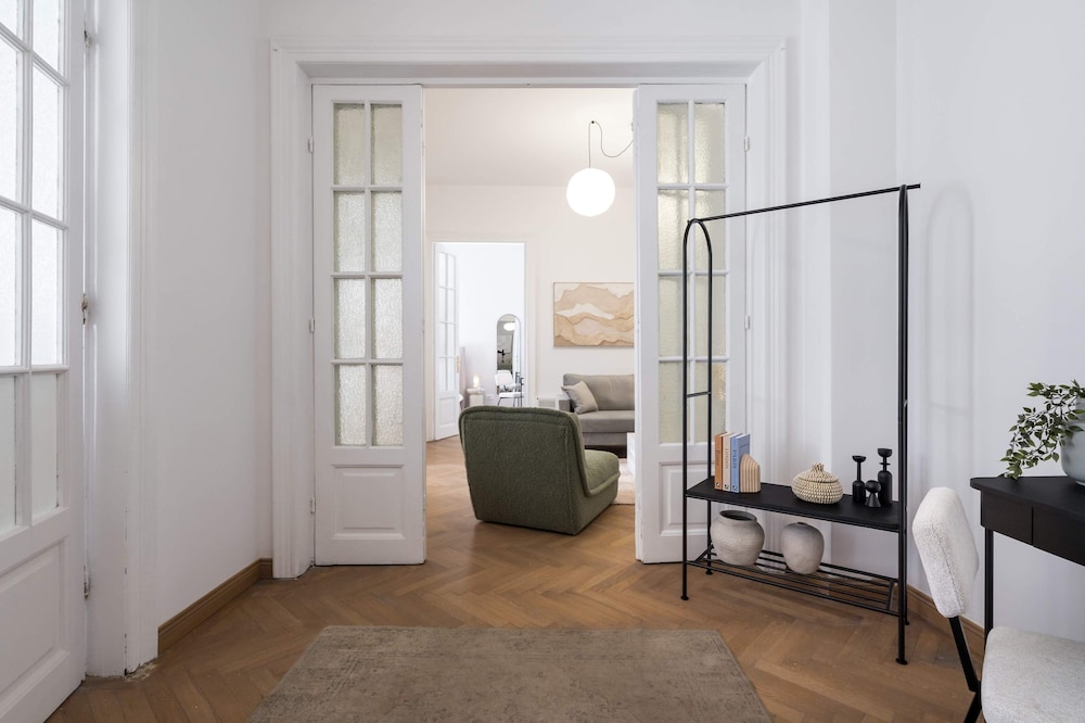 Calea 3BR Victoriei Stunner - Two Living Rooms - Balconies on the Avenue