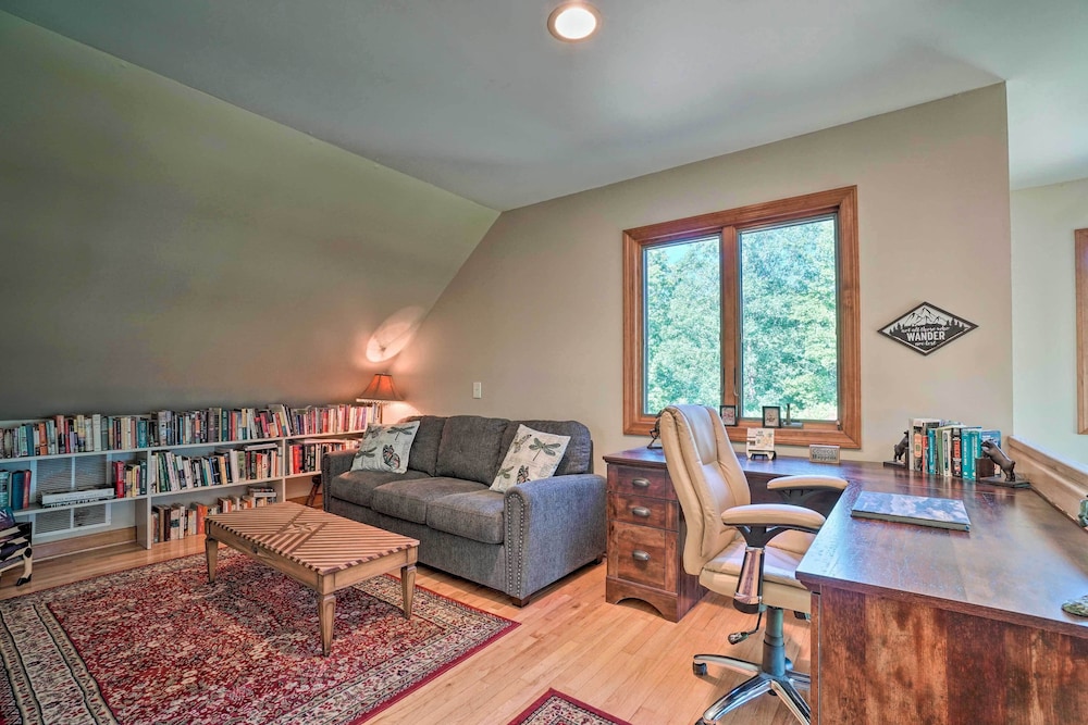 Hilltop Home w/ Panoramic Forest & Mountain Views!