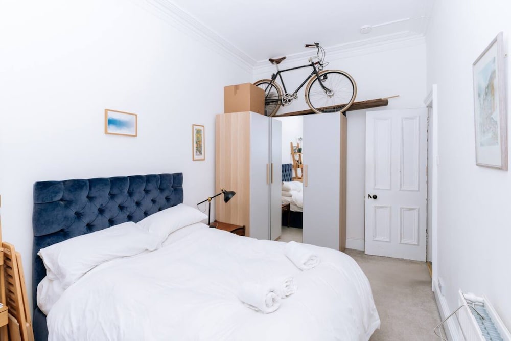 Spacious 3 Bedroom Flat in Edinburgh view 5