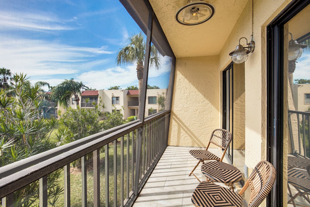 8 Mi to Beach: Modern Condo in Fort Myers!