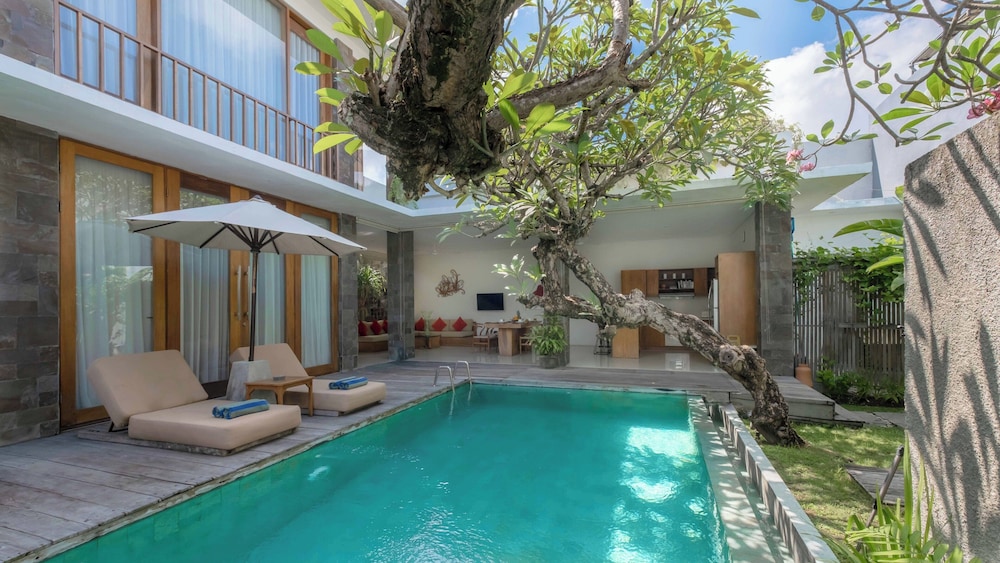 Stunning 2 Br Pool Villa With Rooftop In Seminyak view 5