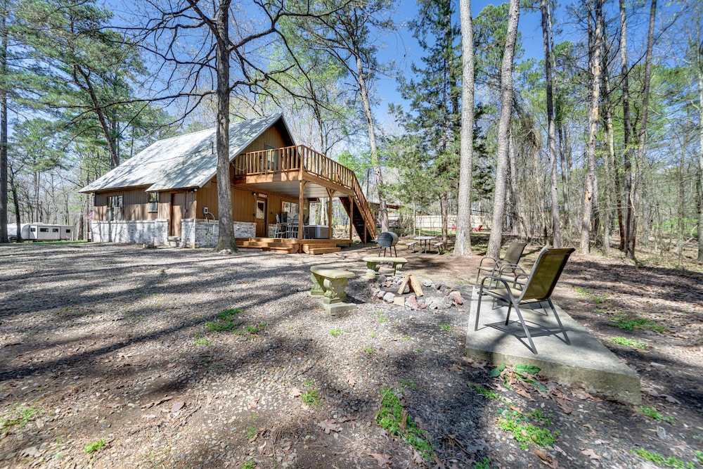 Cabin w/ Private Hot Tub: 2 Mi to Broken Bow Lake! view 3