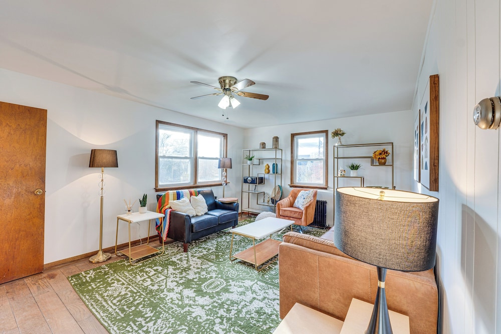 Charming Gardiner Home w/ Yard & Sunroom
