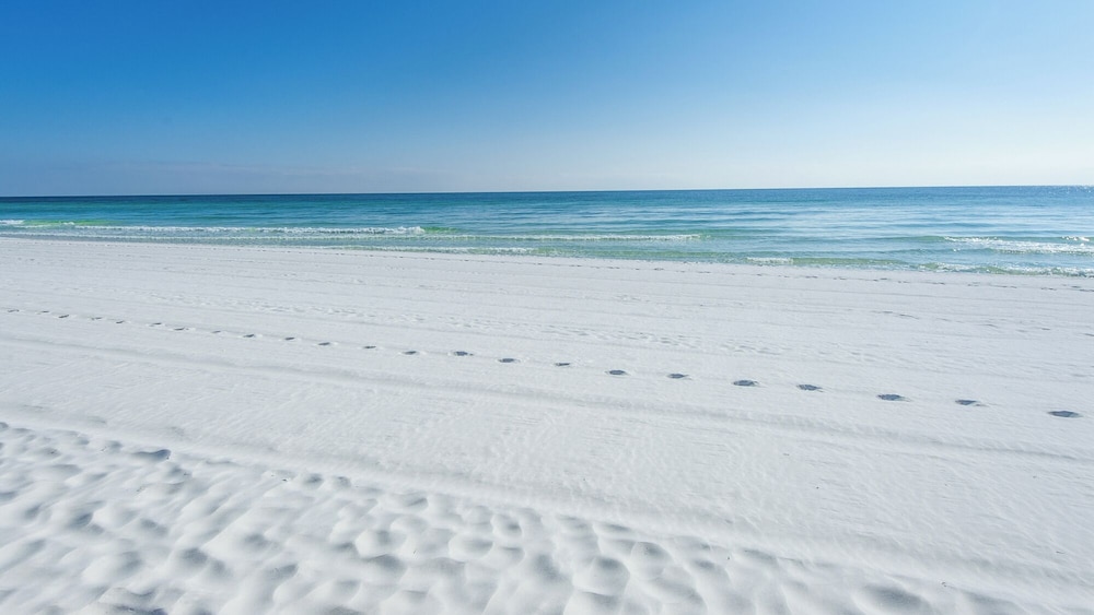 Sleeps 8 w/ Resort Pools, Tennis, Golf & Beach Access + Attraction Tickets!