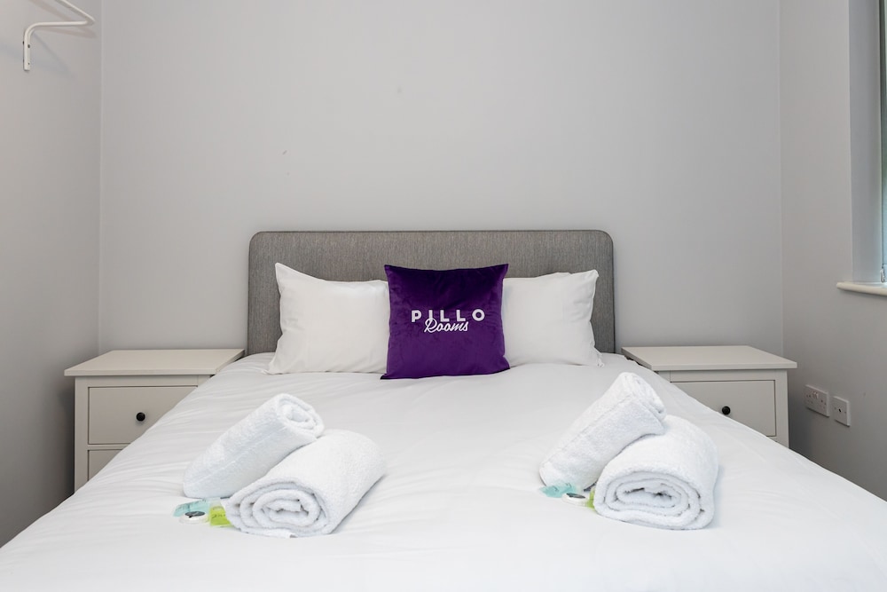 Pillo Rooms Apartments - Trafford view 3