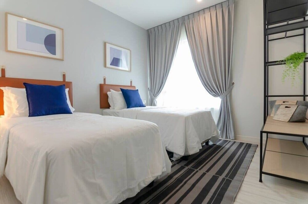 A Comfy & Bright 2BR Suasana Suite 6, Free Parking