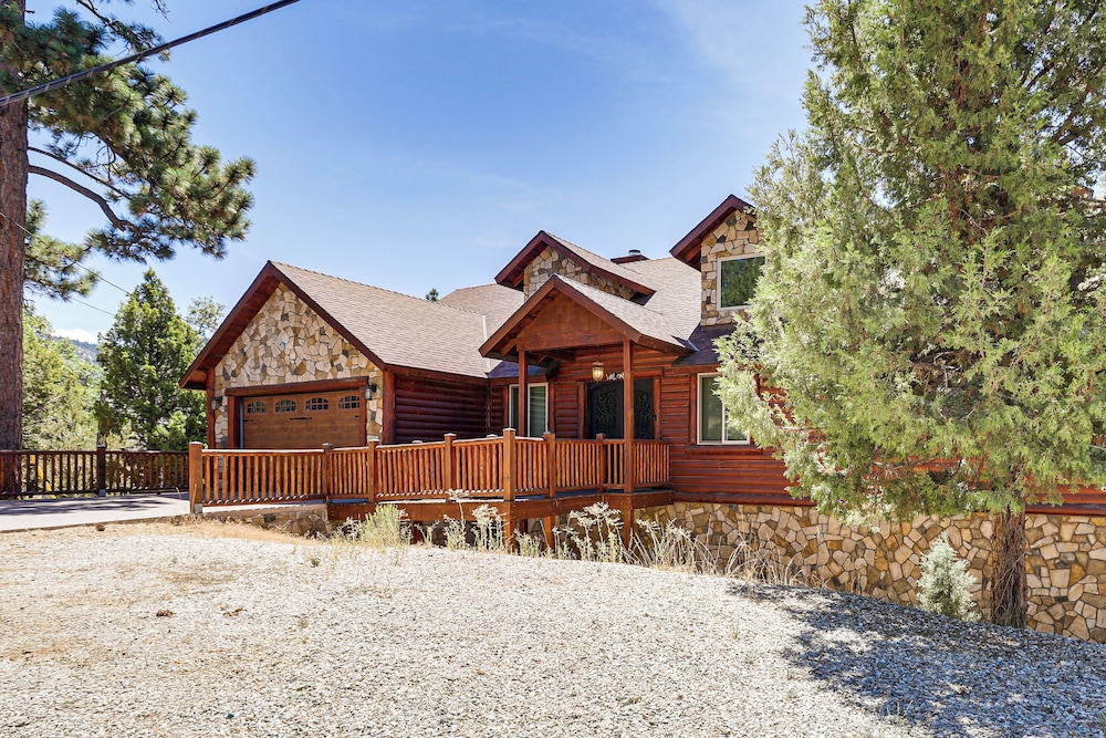 Hot Tub + Game Room: Mtn-view Retreat in Big Bear!