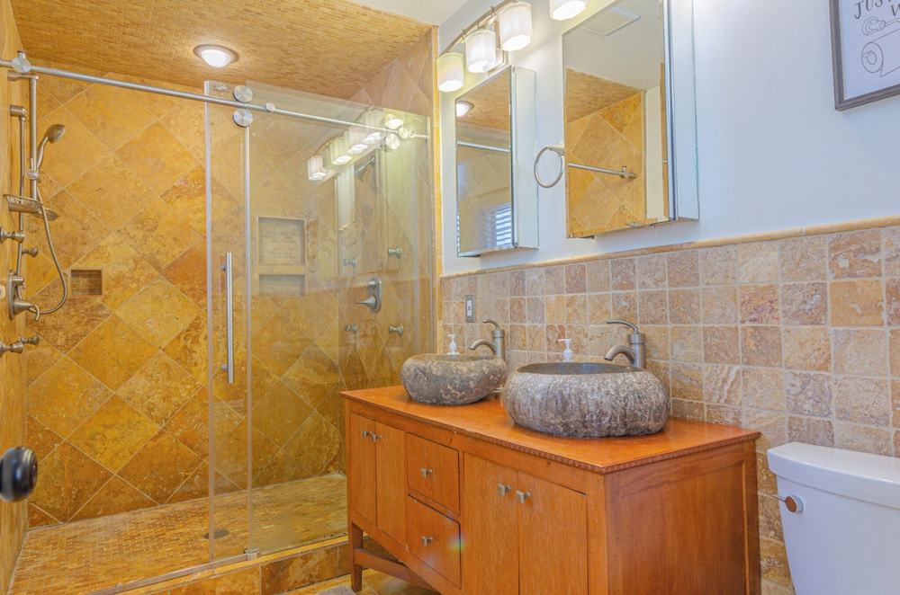Relaxing 3BR Getaway with Pool and games