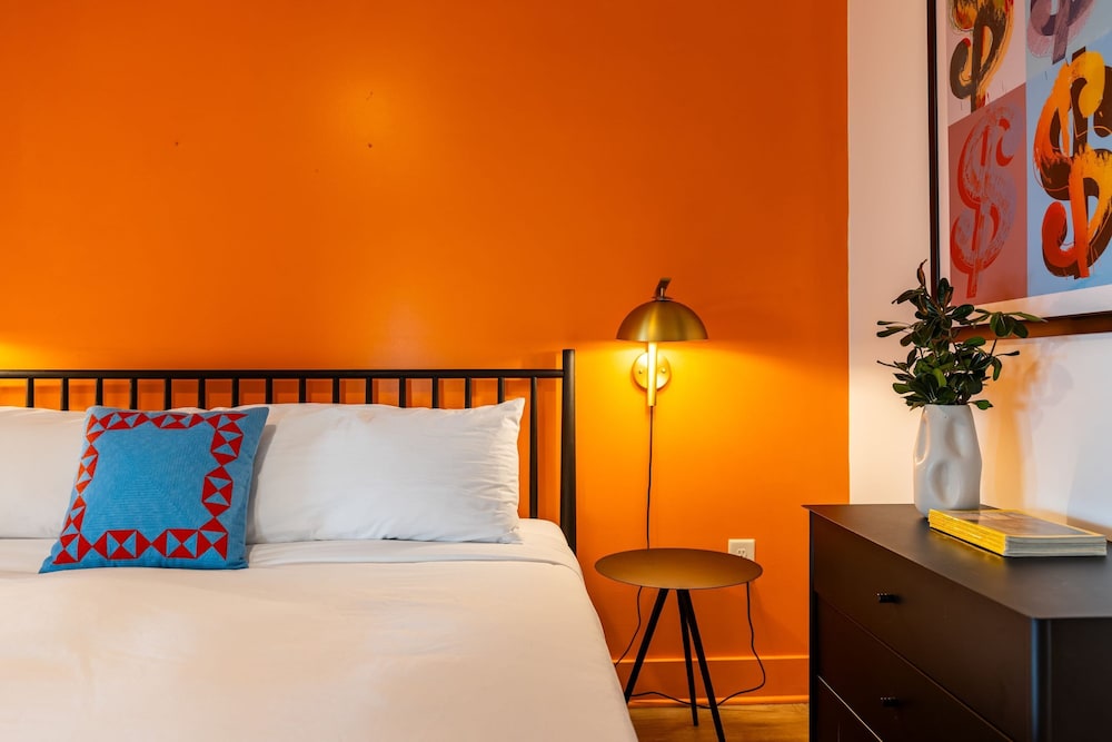 Dual Bachelor Pads w Rooftop Lounge Games Sleeps 26 5 Min to Broadway