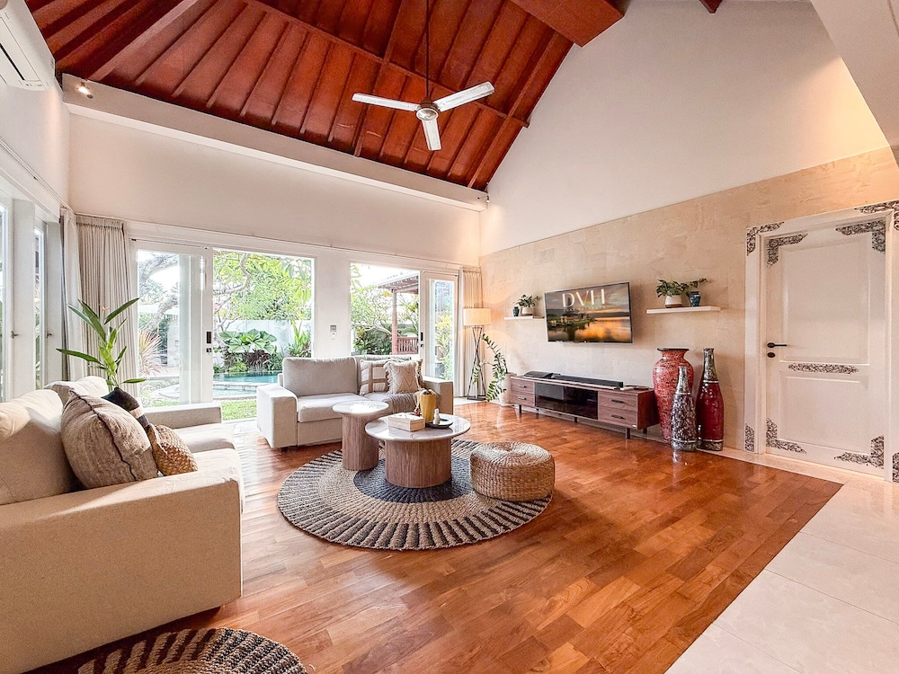 Villa St Calyx by DVH Luxe Retreats 3BR