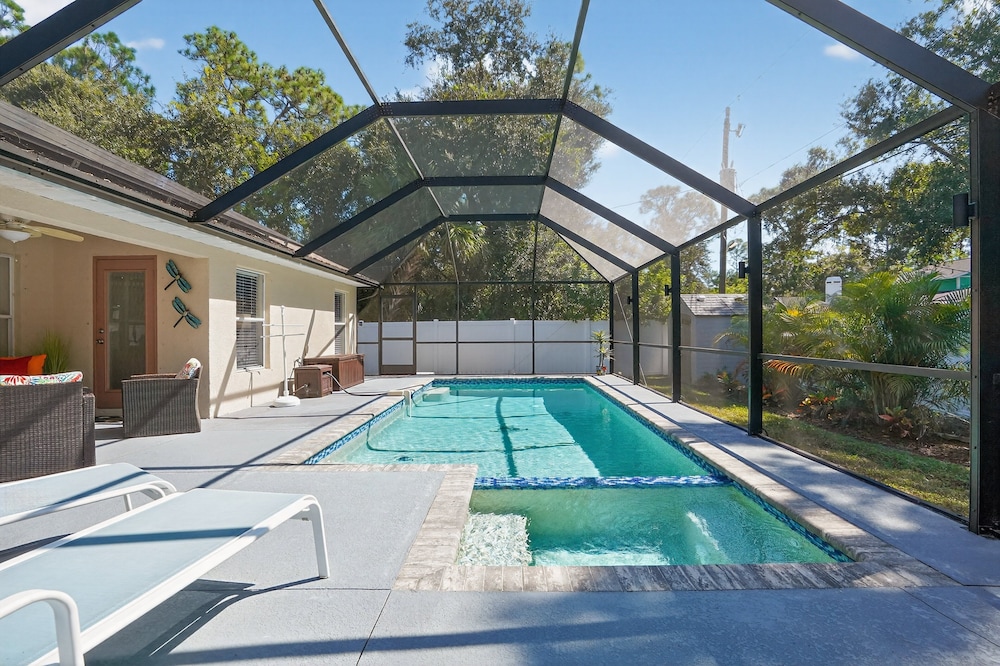 Spacious 4br Retreat With Heated Pool & Spa 4 Bedroom Home