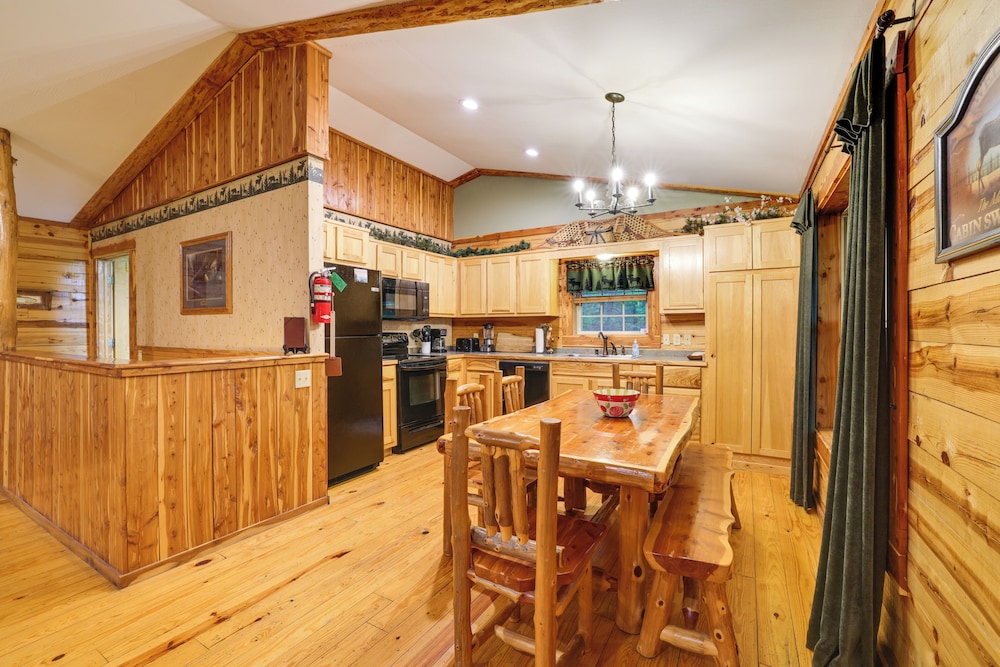 4 Mi to Beaver Lake: Peaceful Log Cabin w/ Deck!
