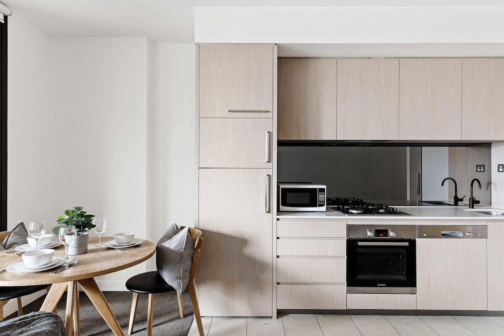 A Lovely 2BR Apt Near Victoria Market, City Views