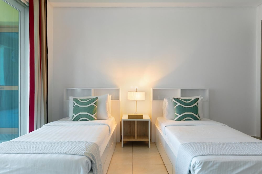 Exclusive Apt w Seafront Views Over Palm Jumeirah