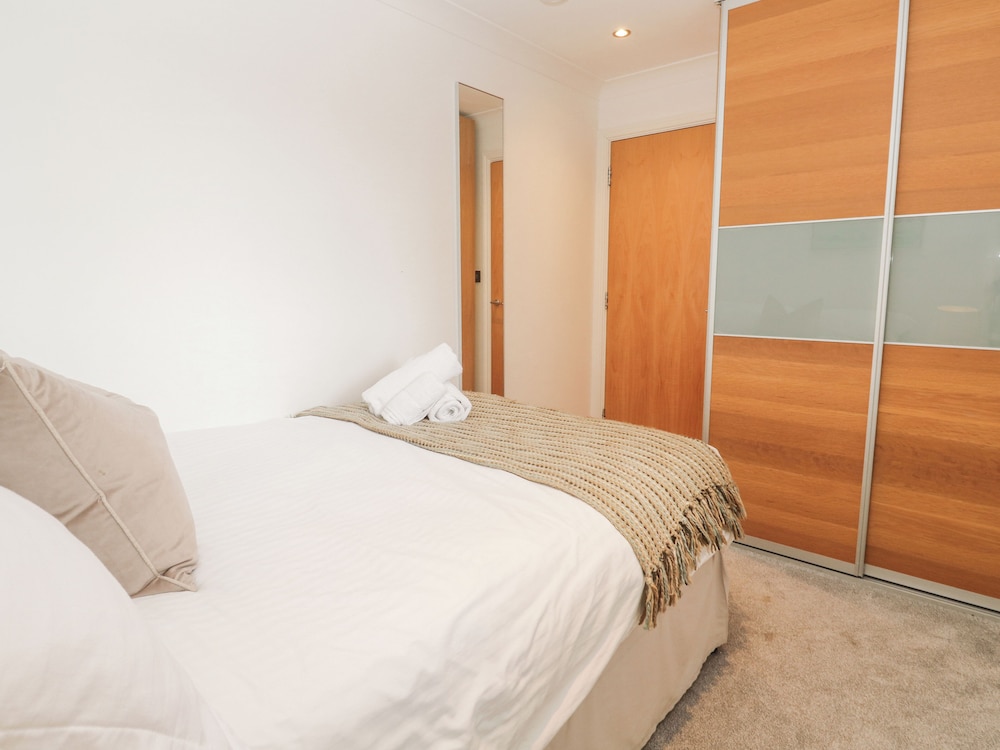9 Headland Point