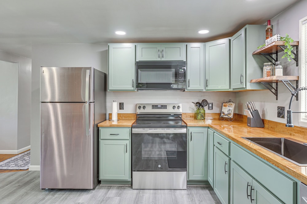 Fish, Hike & Golf: Leisurely Navarre Home w/ Yard!