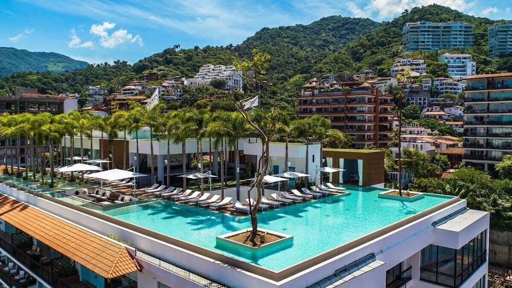 Stylish King-bed Unit - Pool - Ocean View - Gym