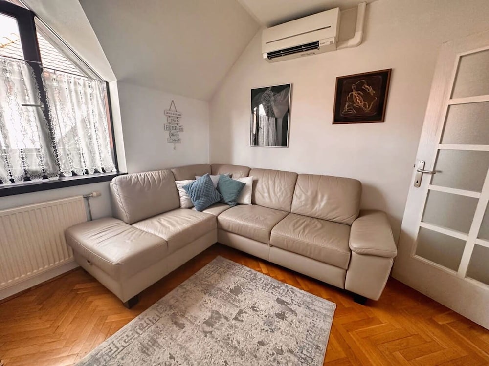 Charming City Loft Apartment With Free Parking