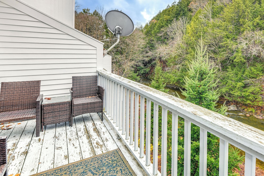7 Mi to Stowe Mtn! Riverfront Retreat on Main St