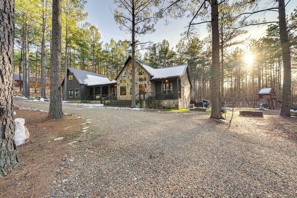 Hot Tub & Game Room: Spacious Cabin in Broken Bow!