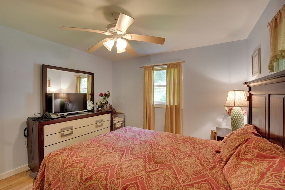 Clemson Vacations - Peaceful Lake Hartwell Hideaway w/ Boat Dock! - Property Image 4