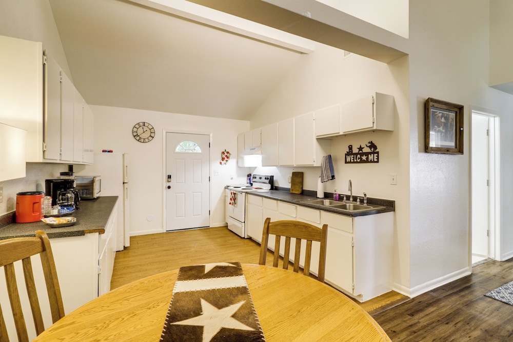 1 Mi to Downtown & Shopping: Quiet Brenham Home