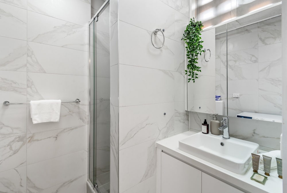 Cozy 1BR Stay in South Yarra With Parking & Wi-fi