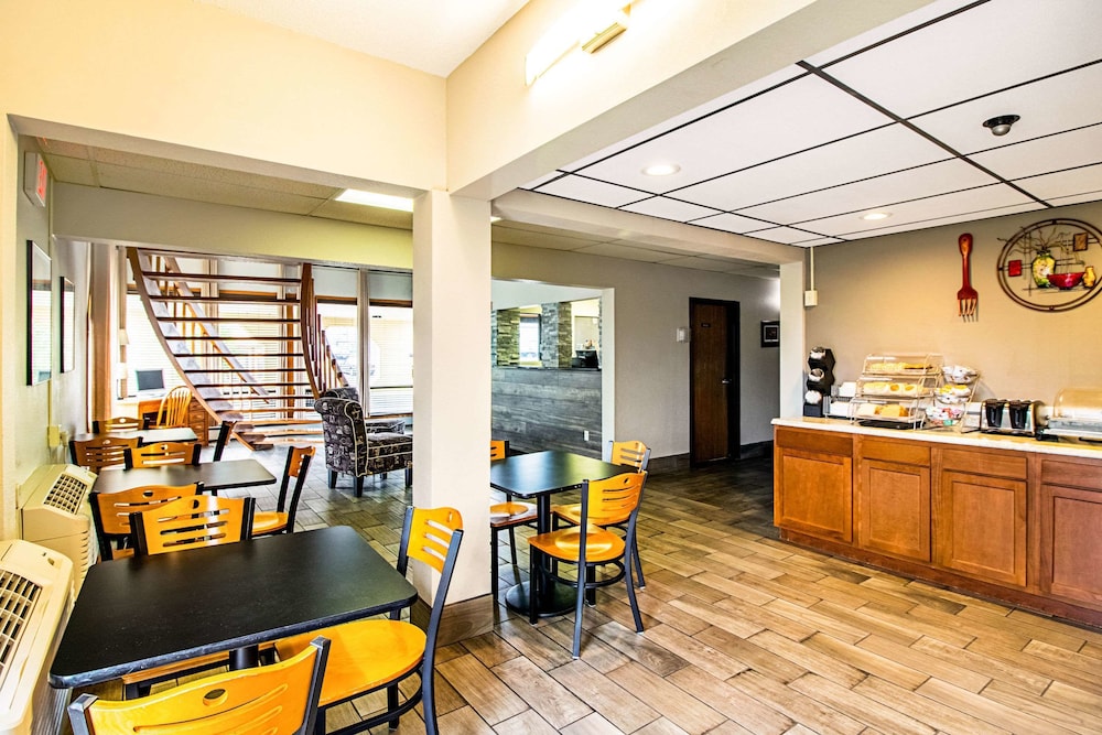 Watertown Vacations - Econo Lodge Watertown - Property Image 11
