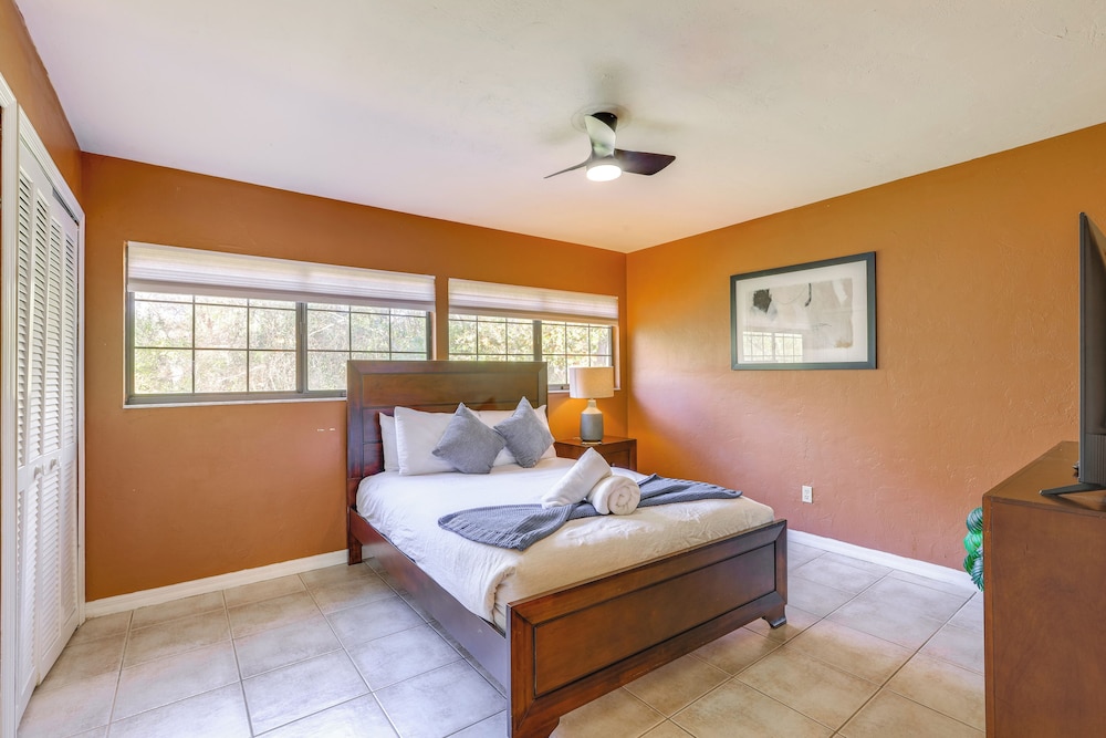 3 Mi to UF Campus: Charming Gainesville Townhome