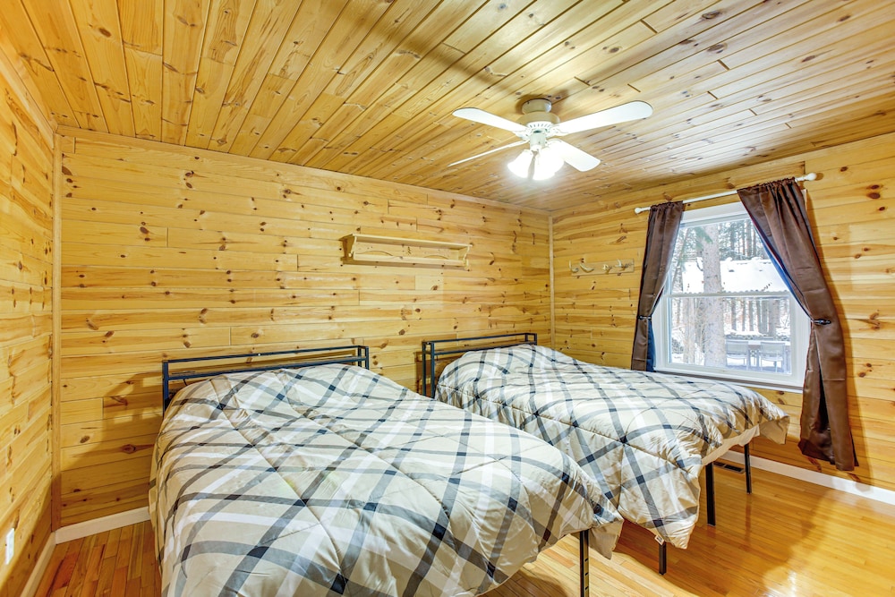 < 1 Mi to Snowmobile Trails: Cozy Cadillac Retreat