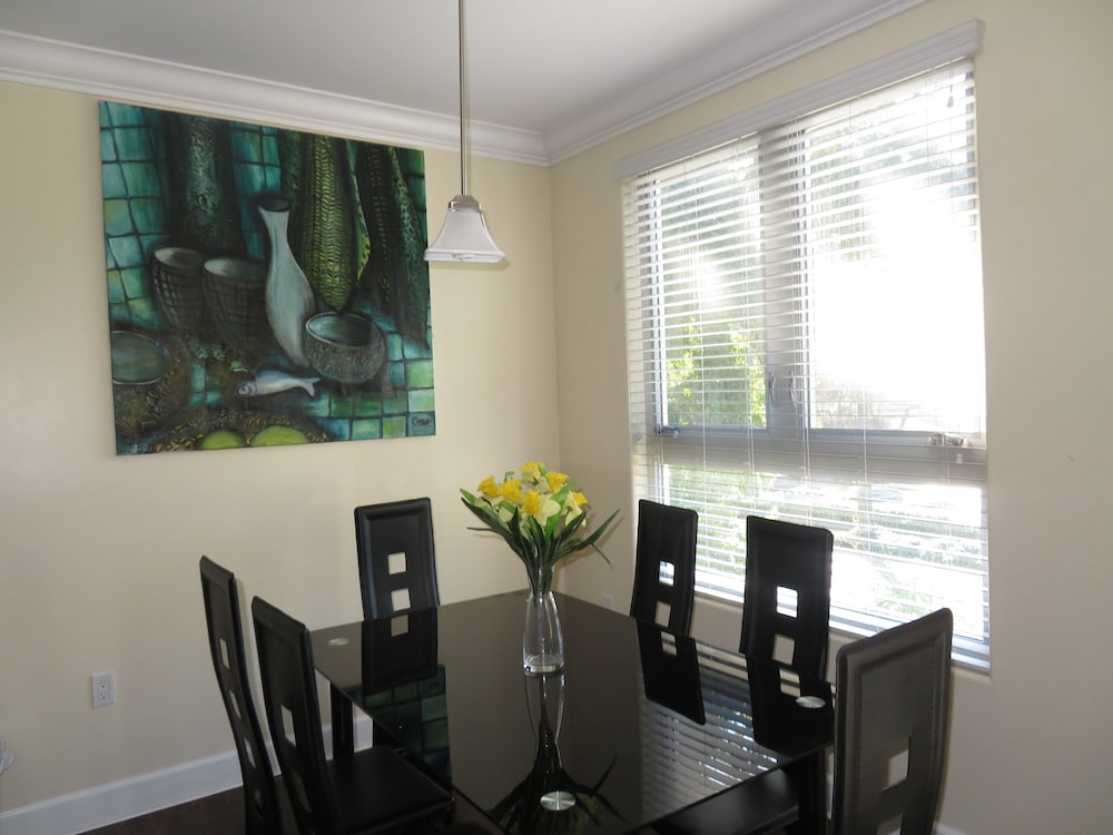 2 Bed 2 Bath in Studio City